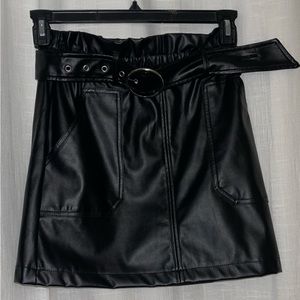 ✨Forver 21 black faux leather mini skirt